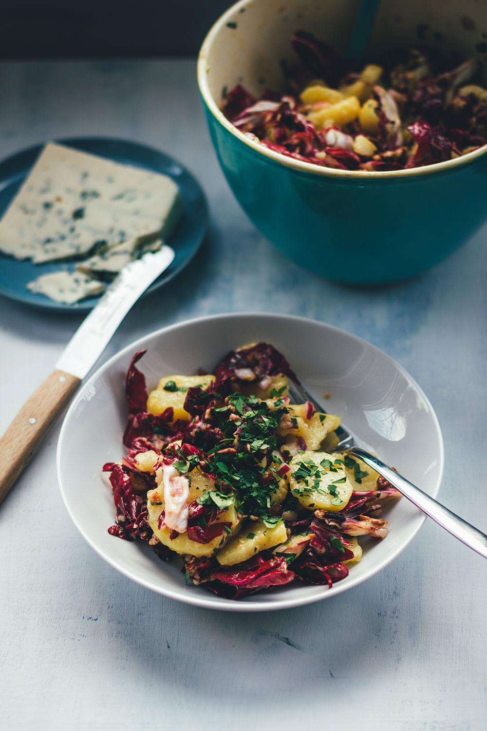 Rezept für Winter-Kartoffelsalat mit Radicchio, Pekannüssen und Gorgonzola | moeyskitchen.com #kartoffelsalat #winterkartoffelsalat #wintersalat #salat #winter #foodblogger #rezepte