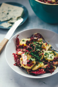 Rezept für Winter-Kartoffelsalat mit Radicchio, Pekannüssen und Gorgonzola | moeyskitchen.com #kartoffelsalat #winterkartoffelsalat #wintersalat #salat #winter #foodblogger #rezepte