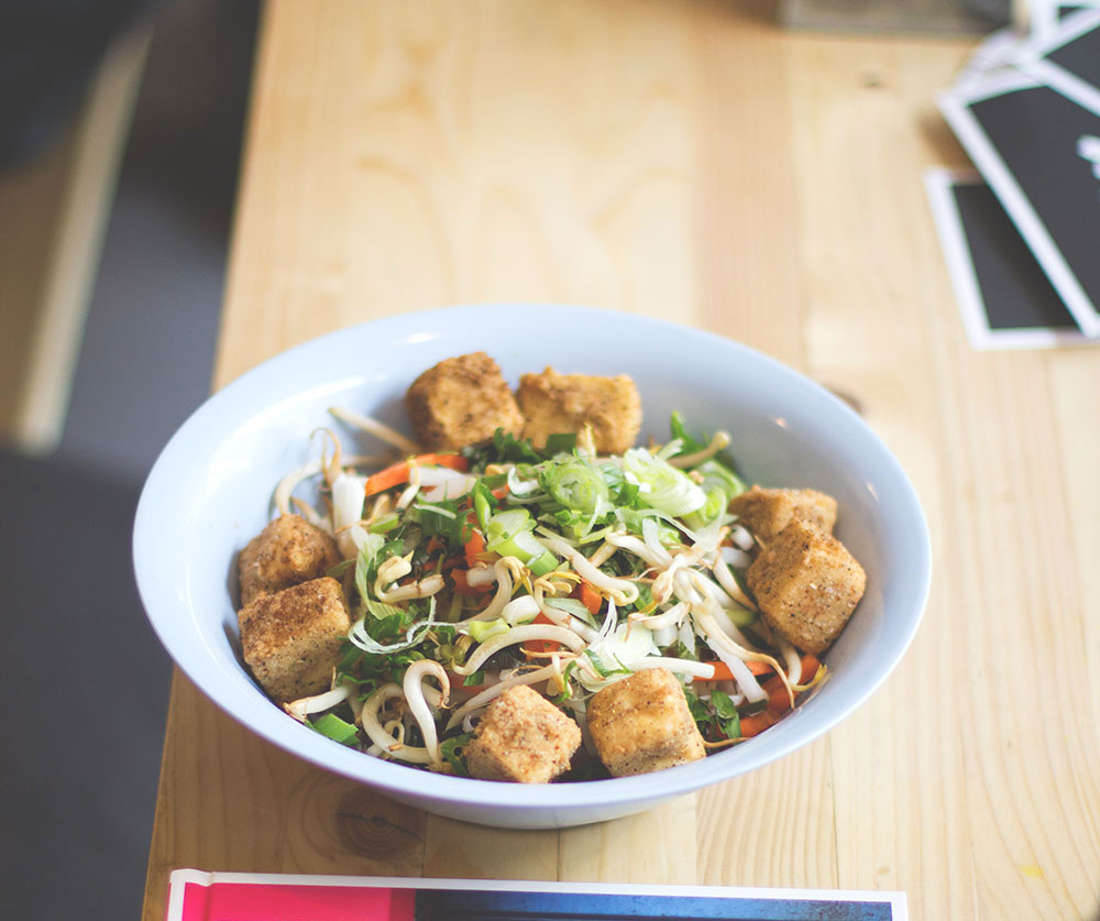 Thai-Glasnudelsalat mit frittiertem Tofu von der Straßenküche im Laden Ein