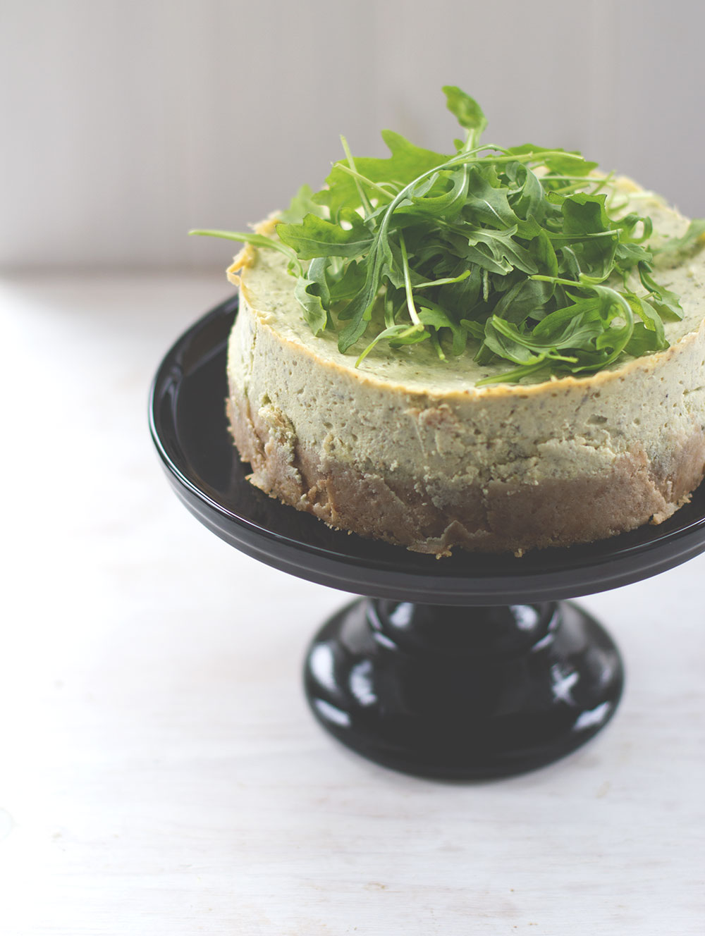 Herzhafter Cheesecake mit Rucola-Pesto | moeyskitchen.com