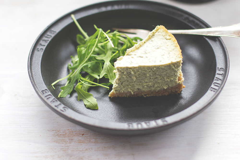 Herzhafter Cheesecake mit Rucola-Pesto | moeyskitchen.com