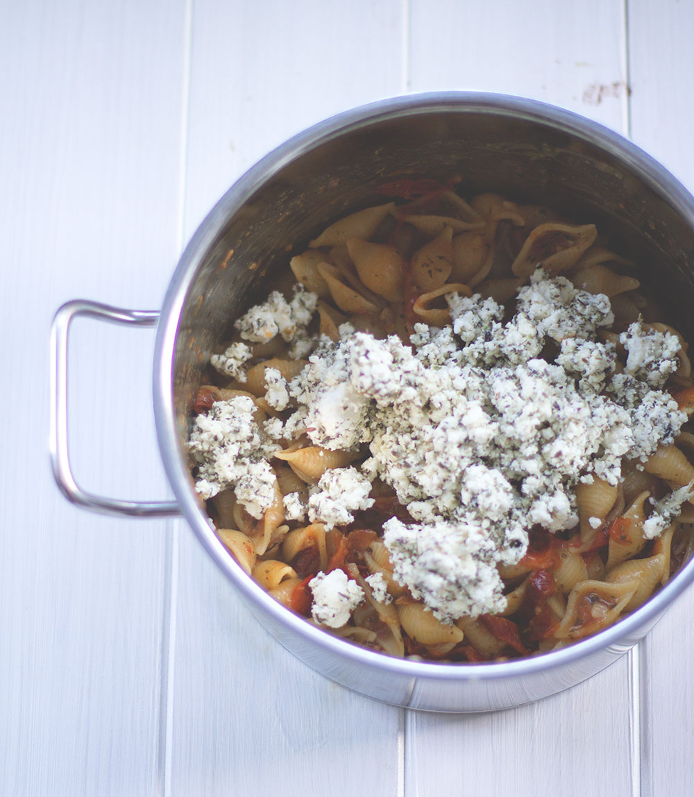 Rezept für vegetarische One Pot Pasta mit Feta und Tomaten | moeyskitchen.com #onepotpasta #pasta #onepot #schnellerezepte #rezepte #foodblogger