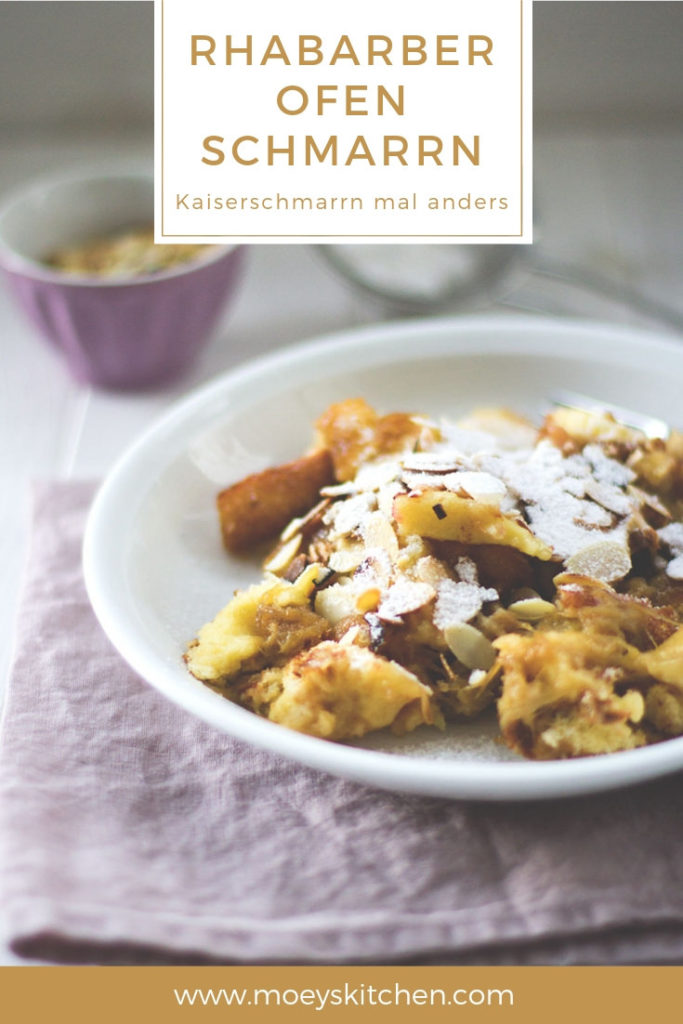 Rezept für fluffigen Rhabarber-Ofen-Schmarrn | frühlingsfrischer Kaiserschmarrn mit Rhabarber und Mandeln | moeyskitchen.com #schmarrn #kaiserschmarrn #rhabarberschmarrn #ofen #rhabarber #frühling #pfannkuchen #backen #rezepte #foodblogger