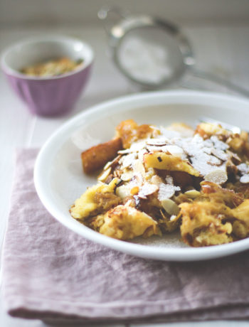 Sonntagssüß: Fluffiger Rhabarber-Ofen-Schmarrn | Kaiserschmarrn mit Rhabarber aus dem Ofen | moeyskitchen.com #rhabarber #schmarrn #kaiserschmarrn #rezepte #foodblogger #pfannkuchen