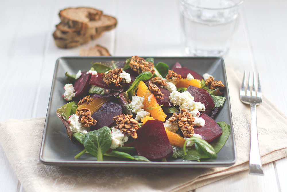 Frühlingssalat mit gebackener Roter Bete, Ziegenfrischkäse, Orangen und herzhaftem Granola