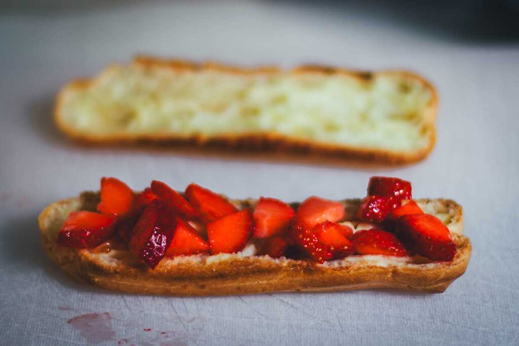 Rezept für Brandteig aus dem Thermomix und Eclairs mit Erdbeeren und Mascarpone-Sahne | moeyskitchen.com