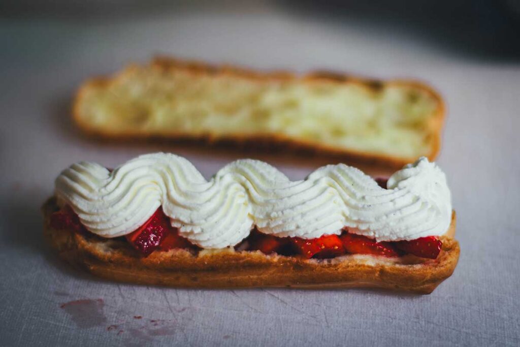 Rezept für Brandteig aus dem Thermomix und Eclairs mit Erdbeeren und Mascarpone-Sahne | moeyskitchen.com