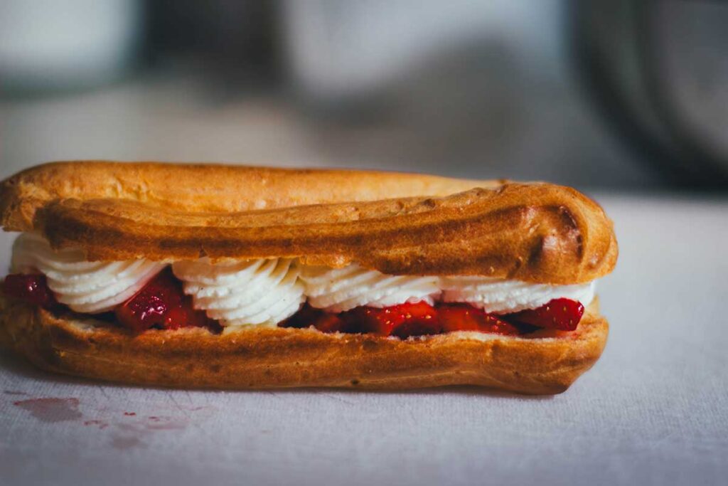 Rezept für Brandteig aus dem Thermomix und Eclairs mit Erdbeeren und Mascarpone-Sahne | moeyskitchen.com