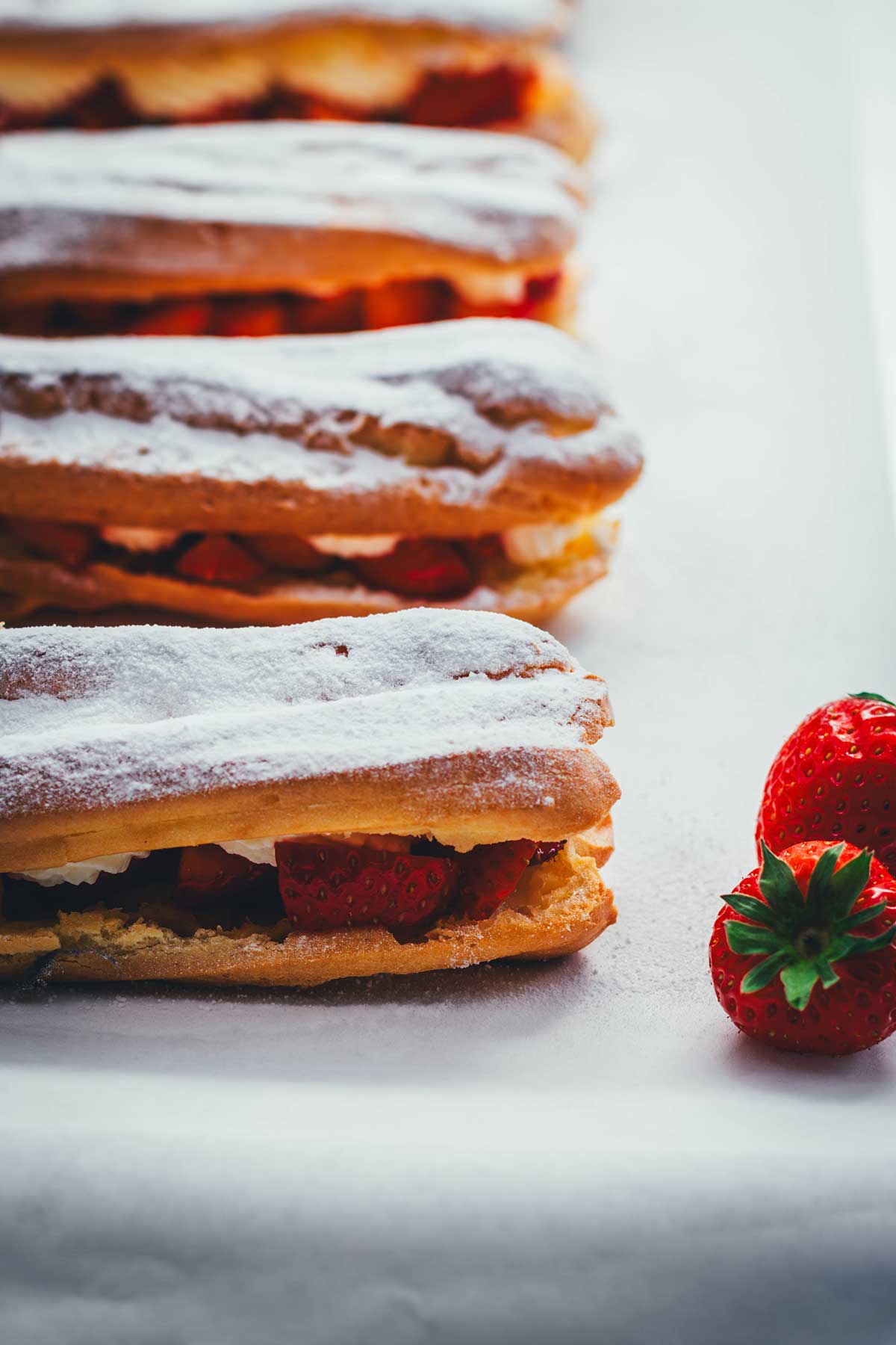 Rezept für Brandteig aus dem Thermomix und Eclairs mit Erdbeeren und Mascarpone-Sahne | moeyskitchen.com