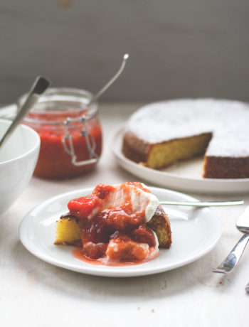 Rezept für Mandelkuchen mit Rhabarber-Erdbeer-Kompott | moeyskitchen.com #mandelkuchen #erdbeeren #rhabarber #kuchenbacken #backen #rezepte #foodblogger
