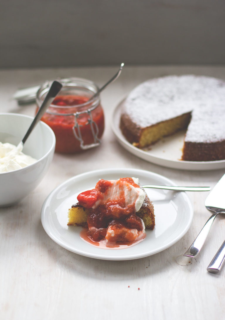 Mandelkuchen mit Rhabarber-Erdbeer-Kompott - moey&amp;#39;s kitchen foodblog