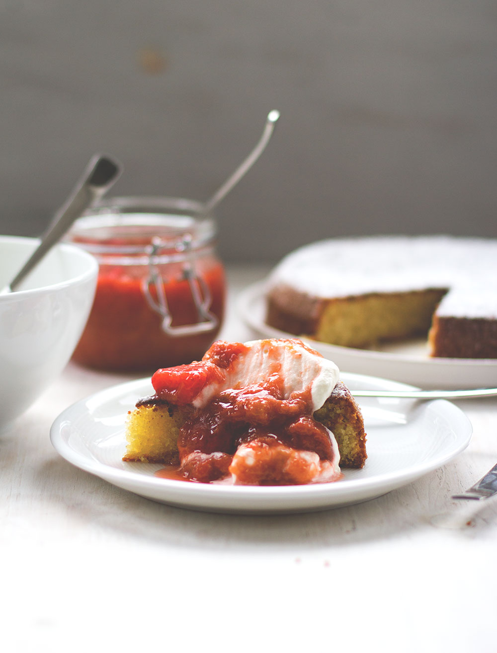 Rezept für saftigen Mandelkuchen mit Rhabarber-Erdbeer-Kompott