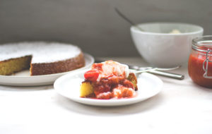 Rezept für Mandelkuchen mit Rhabarber-Erdbeer-Kompott