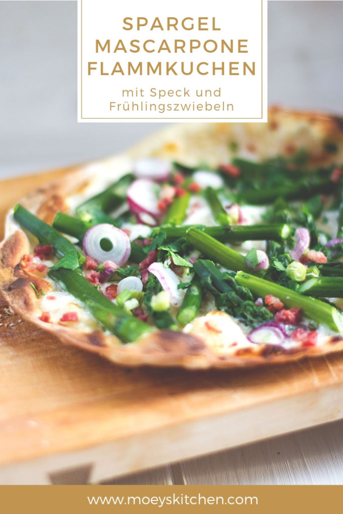 Rezept für leckeren Spargel-Mascarpone-Flammkuchen mit grünem Spargel, Speck und Frühlingszwiebeln | moeyskitchen.com #flammkuchen #spargel #grünerspargel #mascarpone #speck #frühling #foodblogger #rezepte 