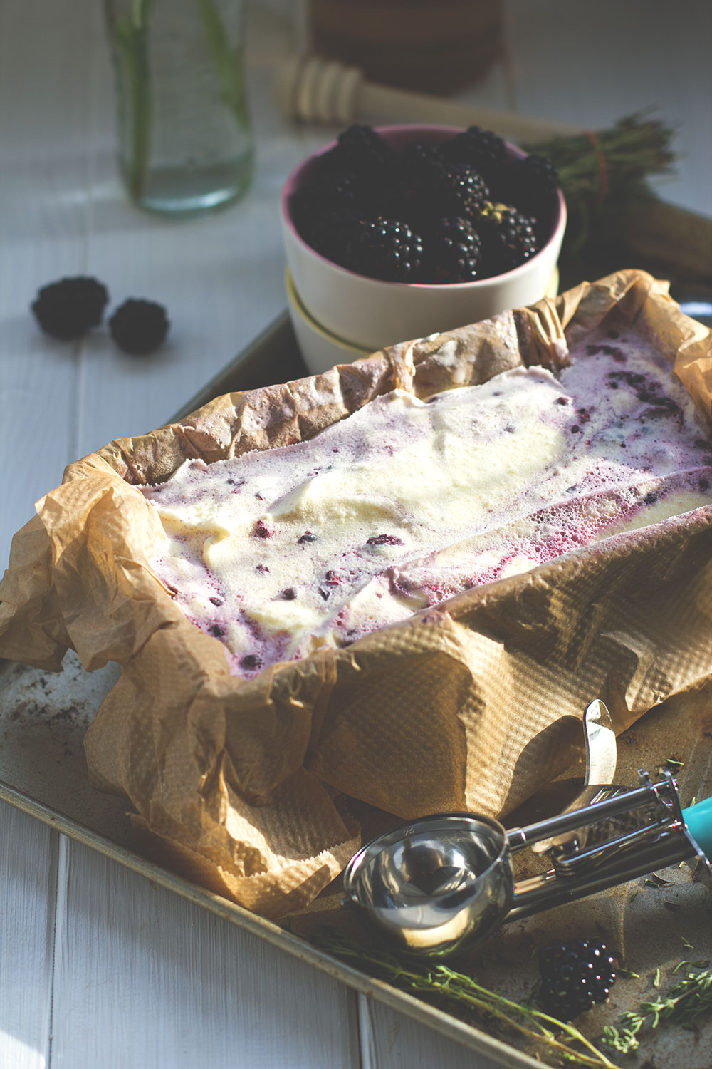 Rezept für Brombeer-Eis mit Ziegenfrischkäse, Honig und Thymian | moeyskitchen.com