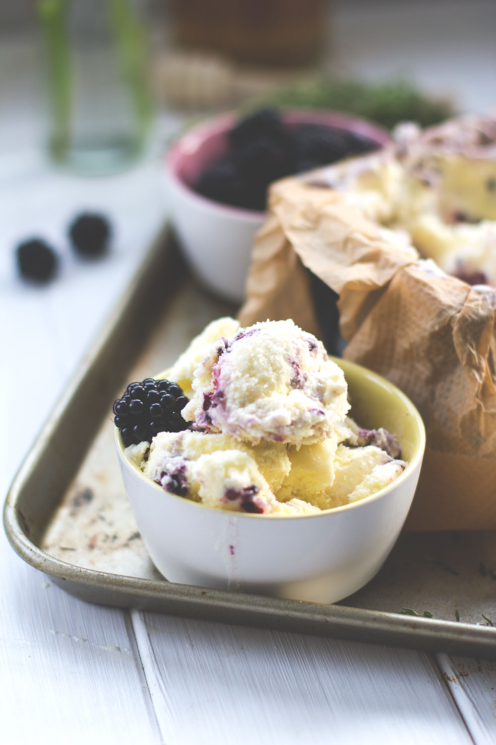 Rezept für Brombeer-Eis mit Ziegenfrischkäse, Honig und Thymian | moeyskitchen.com