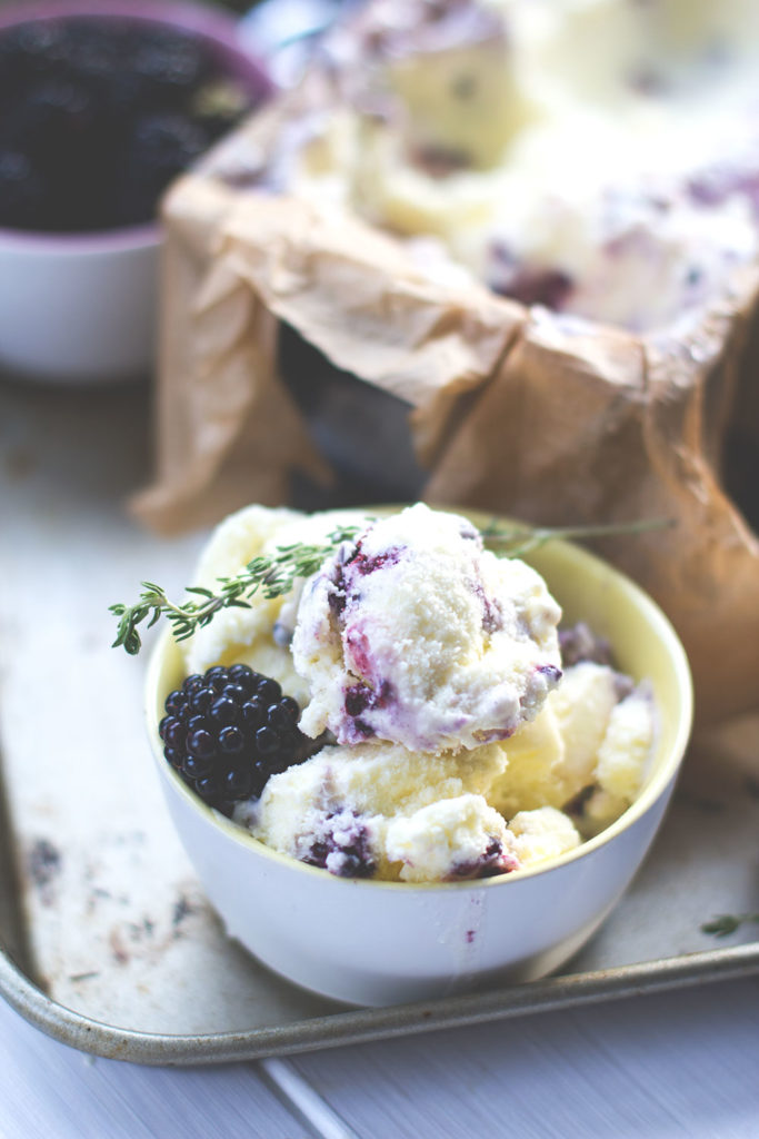 Brombeer-Eis mit Ziegenfrischkäse, Honig und Thymian (Rezept mit und ...