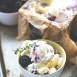 Rezept für Brombeer-Eis mit Ziegenfrischkäse, Honig und Thymian | moeyskitchen.com