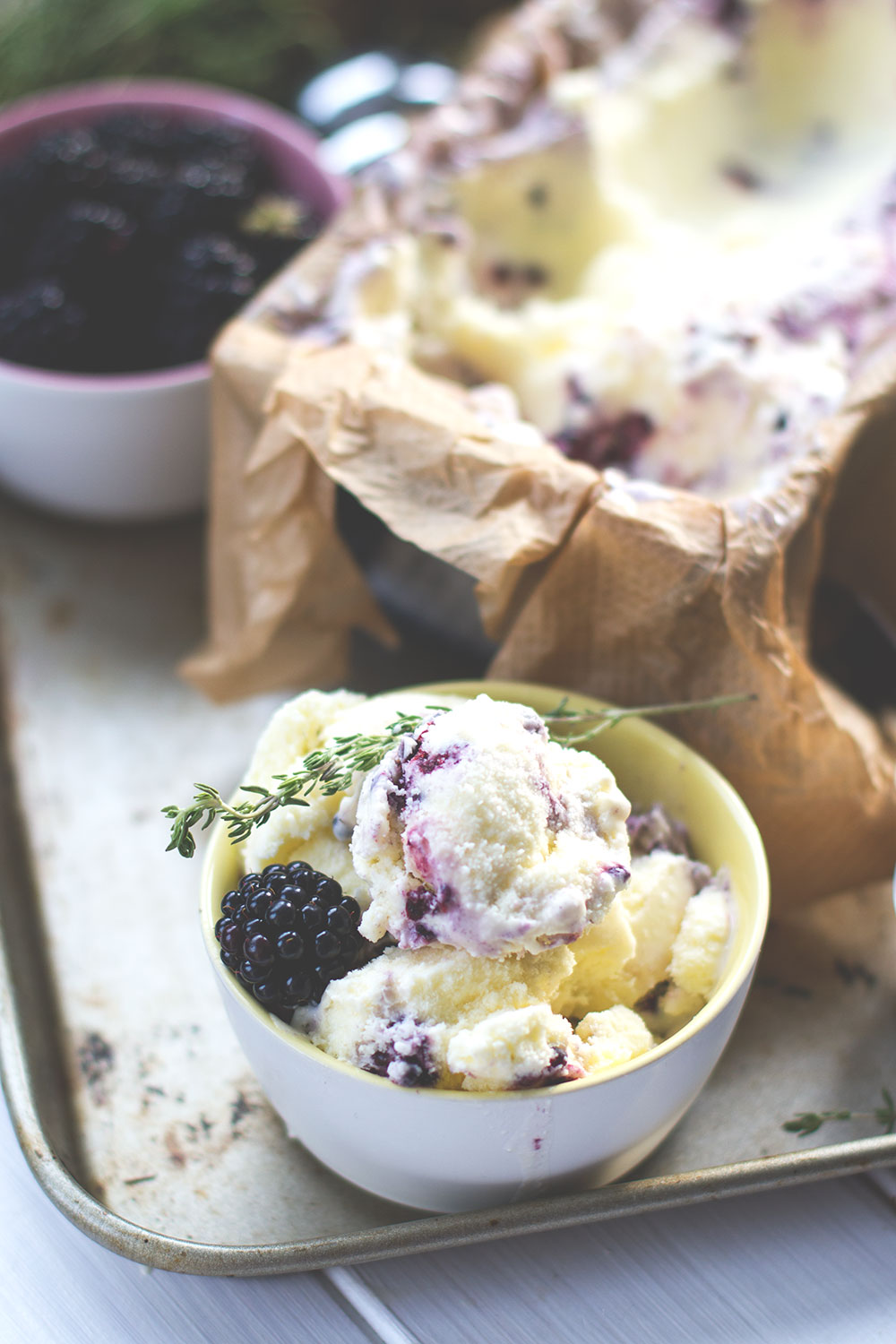 Rezept für Brombeer-Eis mit Ziegenfrischkäse, Honig und Thymian | moeyskitchen.com