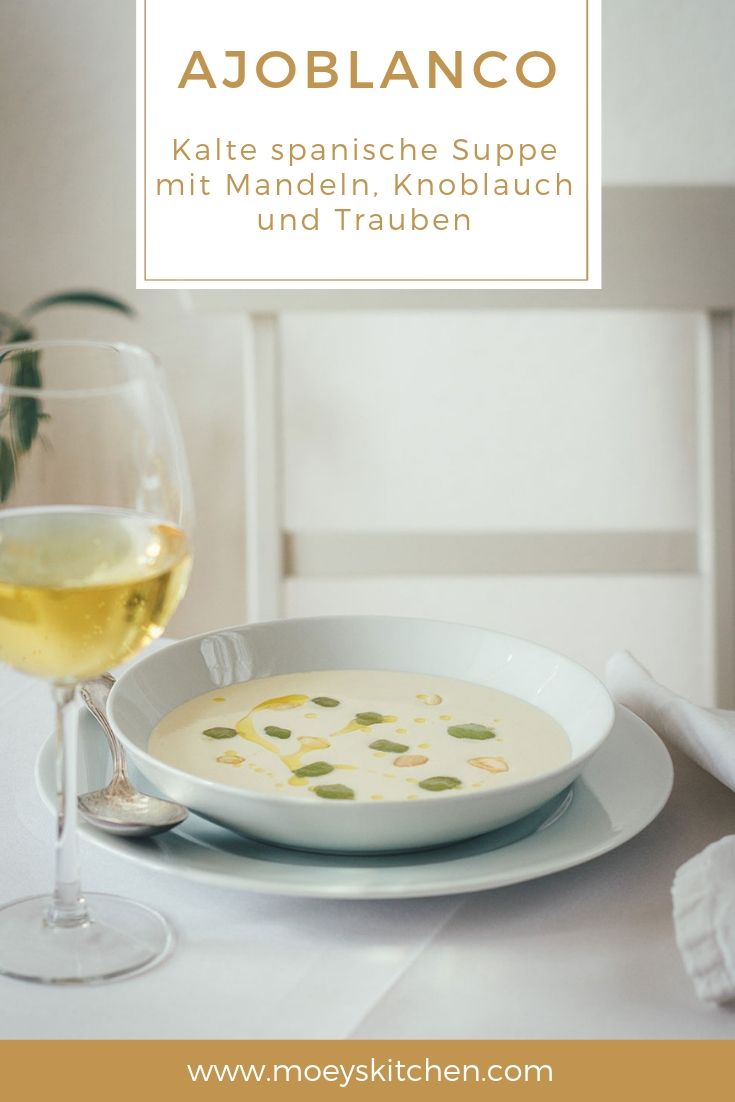 Rezept für Ajoblance | kalte spanische Suppe aus Andalusien, die aus Weißbrot, Mandeln, Knoblauch und Olivenöl besteht und mit gekühlten Trauben serviert wird - perfekt für heiße Sommertage | moeyskitchen.com #ajoblanco #sommer #suppe #kaltesuppe #knoblauchmandelsuppe #spanischerezepte #rezepte #foodblogger