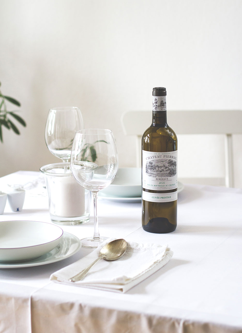 Dîner en blanc | White Dinner mit weißem Bordeaux und Ajoblanco #bordeauxlicious von moeyskitchen.com