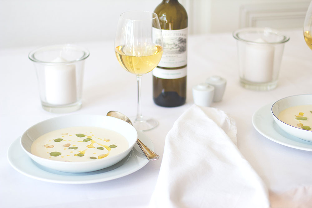 Dîner en blanc | White Dinner mit weißem Bordeaux und Ajoblanco #bordeauxlicious von moeyskitchen.com