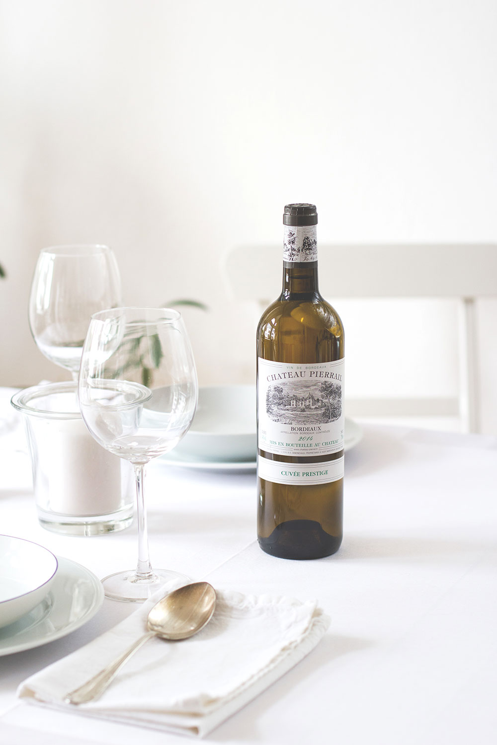 Dîner en blanc | White Dinner mit weißem Bordeaux und Ajoblanco #bordeauxlicious von moeyskitchen.com