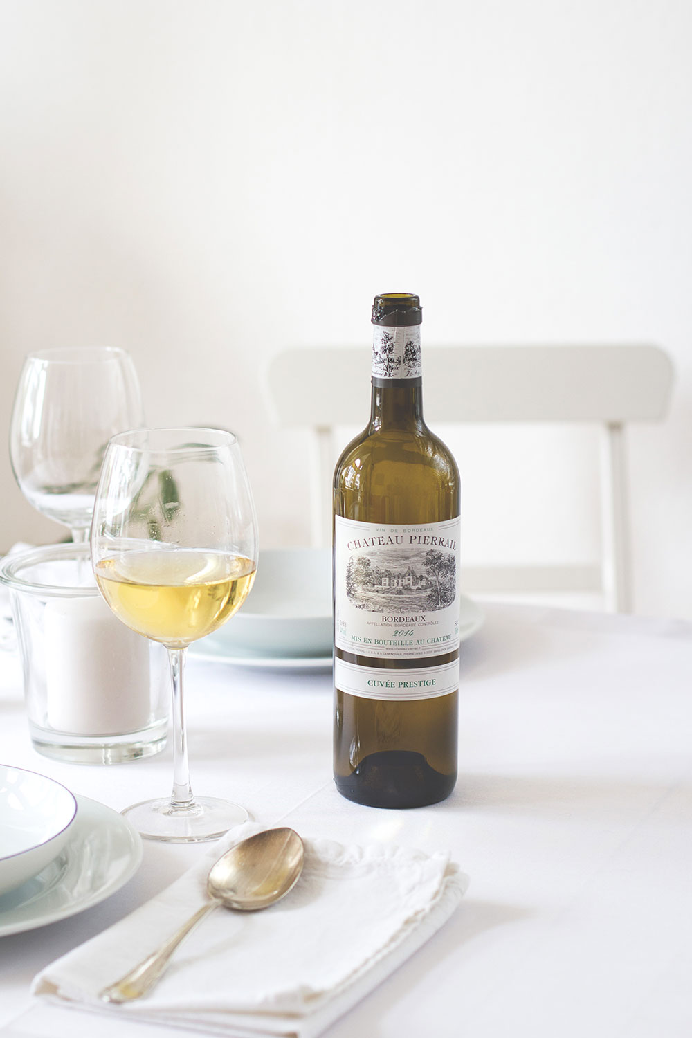 Dîner en blanc | White Dinner mit weißem Bordeaux und Ajoblanco #bordeauxlicious von moeyskitchen.com