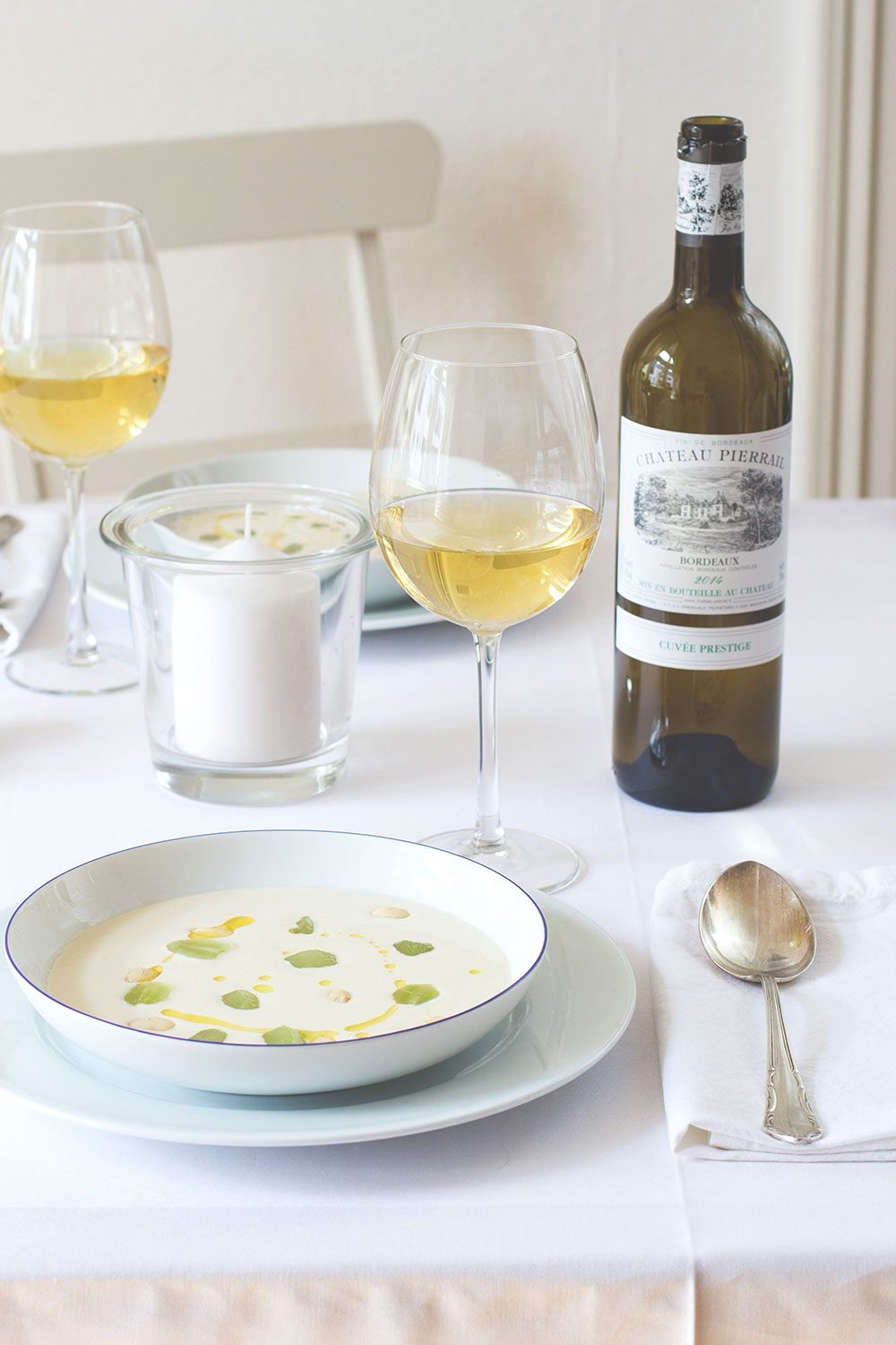 Dîner en blanc | White Dinner mit weißem Bordeaux und Ajoblanco #bordeauxlicious von moeyskitchen.com