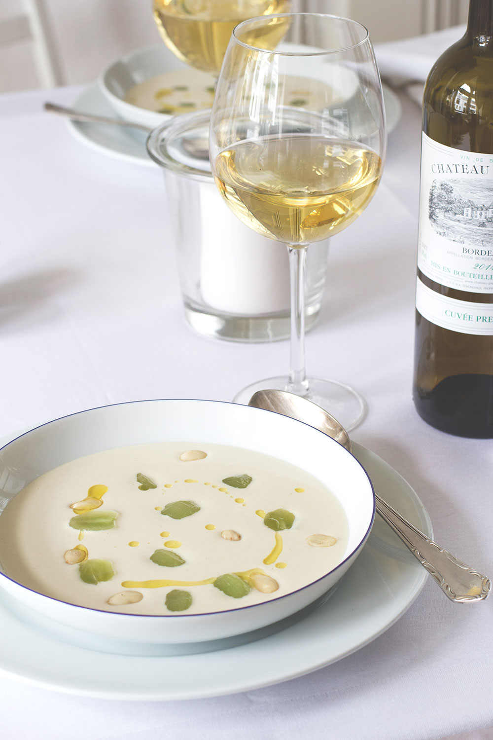 Dîner en blanc | White Dinner mit weißem Bordeaux und Ajoblanco #bordeauxlicious von moeyskitchen.com