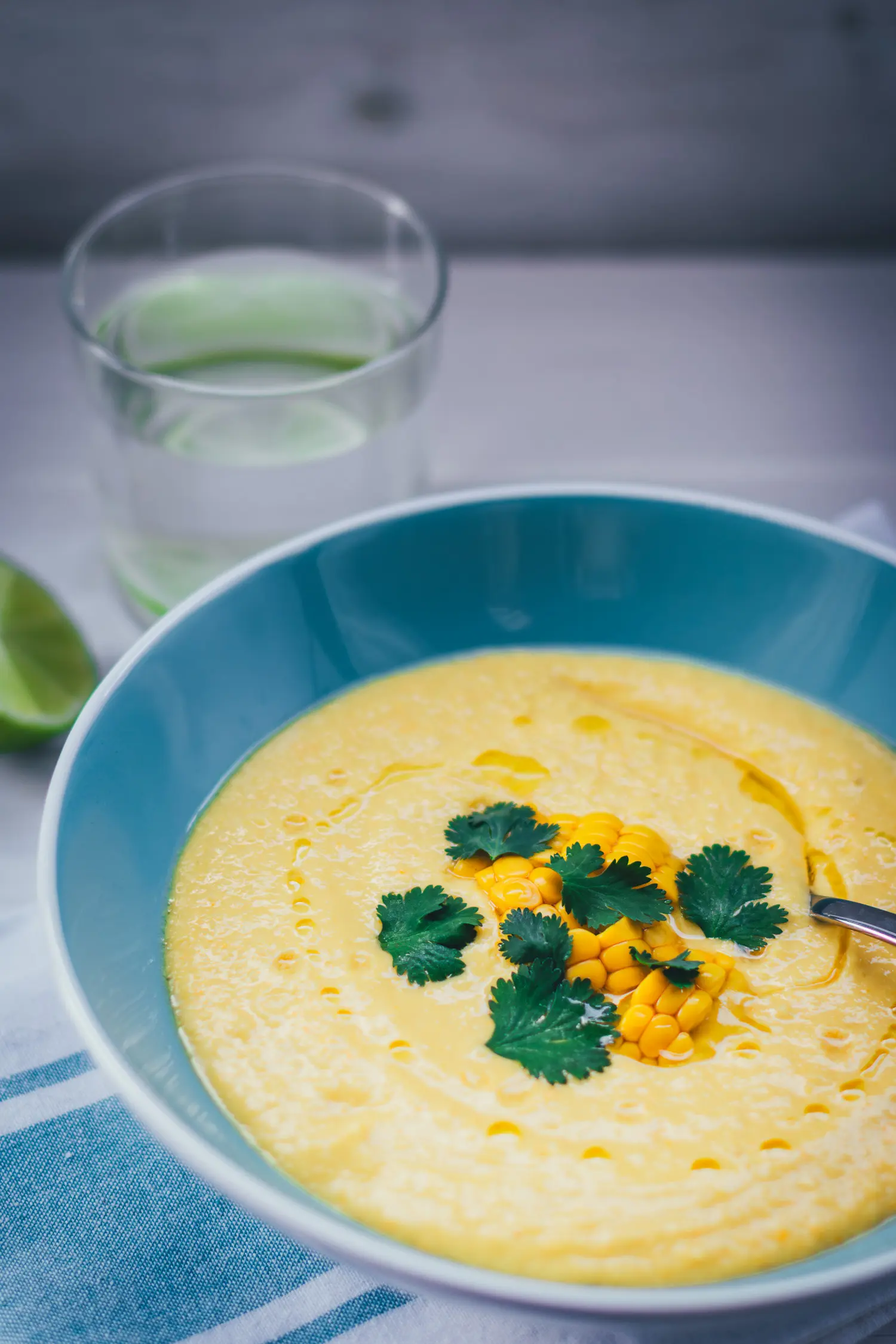 Nahe Draufsicht auf einen Teller Mais-Paprika-Gazpacho.
