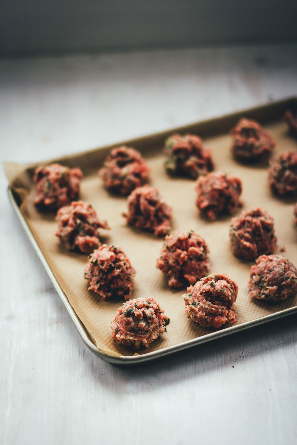 Rezept für selbst gemachte Meatballs – Hackfleischbällchen aus dem Ofen | Grundrezept für Hackbällchen, die sich einfrieren und vielseitig einsetzen lassen | moeyskitchen.com #hackfleischbällchen #hackbällchen #meatballs #hackfleisch #rezepte #foodblogger #ofenrezepte #grundrezepte