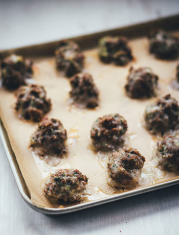 Rezept für selbst gemachte Meatballs – Hackfleischbällchen aus dem Ofen | Grundrezept für Hackbällchen, die sich einfrieren und vielseitig einsetzen lassen | moeyskitchen.com #hackfleischbällchen #hackbällchen #meatballs #hackfleisch #rezepte #foodblogger #ofenrezepte #grundrezepte