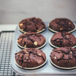 Rezept für die ultimativen Schoko-Muffins | Schokomuffins mit dreierlei Schokolade | moeyskitchen.com #muffins #schokomuffins #schokoladenmuffins #backen #foodblogger #rezepte