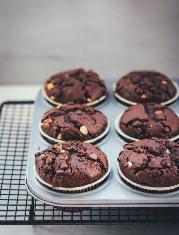 Rezept für die ultimativen Schoko-Muffins | Schokomuffins mit dreierlei Schokolade | moeyskitchen.com #muffins #schokomuffins #schokoladenmuffins #backen #foodblogger #rezepte