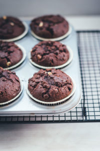 Rezept für die ultimativen Schoko-Muffins | Schokomuffins mit dreierlei Schokolade | moeyskitchen.com #muffins #schokomuffins #schokoladenmuffins #backen #foodblogger #rezepte