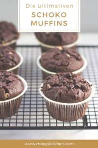 Rezept für die ultimativen Schoko-Muffins | super saftige Muffins mit extra viel Schokolade | moeyskitchen.com #rezepte #muffins #schokomuffins #backrezept #backen #schoko #schokolade #foodblogger