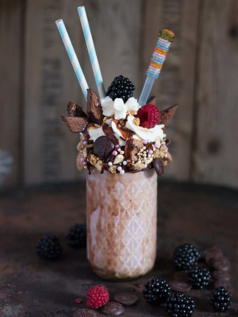 Peanut Butter Chocolate Fudge Vanilla Banana Milkshake mit Sea Salt