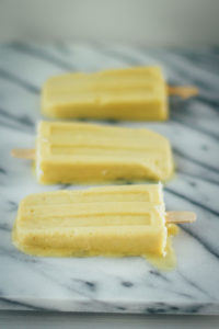 Rezept für Piña Colada Popsicles – gesundes Ananas-Kokos-Eis am Stiel | moeyskitchen.com #popsicles #eisamstiel #eis #ananas #kokos #gesunderezepte #rezepte #selbstgemacht #homemade #foodblogger