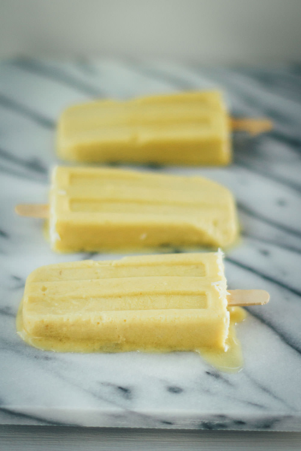 Rezept für Piña Colada Popsicles – gesundes Ananas-Kokos-Eis am Stiel | moeyskitchen.com #popsicles #eisamstiel #eis #ananas #kokos #gesunderezepte #rezepte #selbstgemacht #homemade #foodblogger