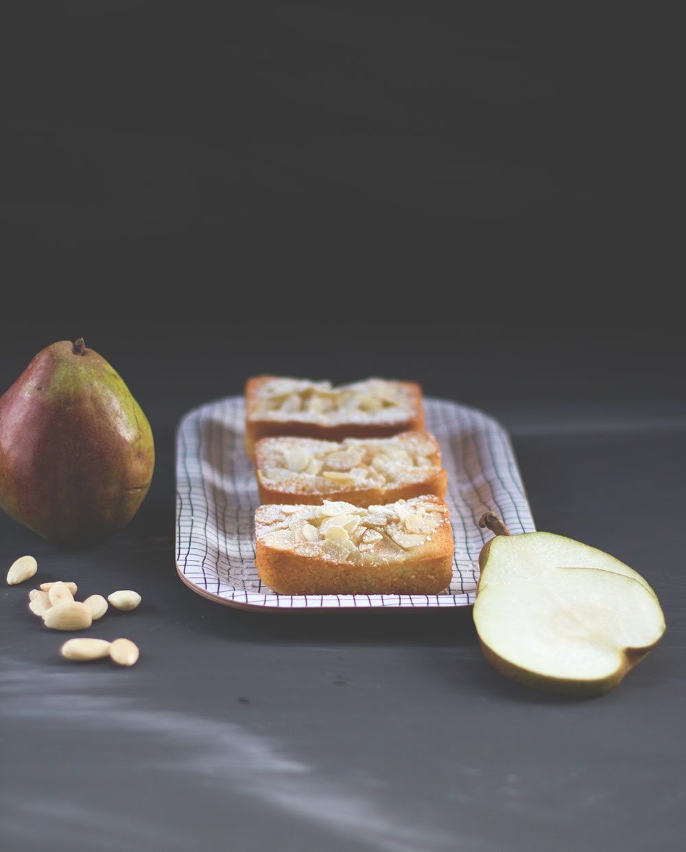 Rezept für schnelle und saftige Friands (Küchlein) mit Birnen und Mandeln von www.moeyskitchen.com