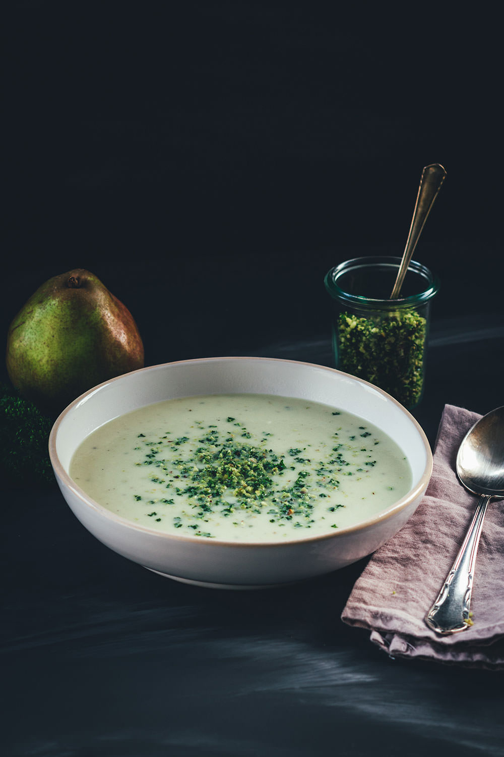 Rezept für cremige Blumenkohl-Birnen-Suppe mit Blauschimmelkäse und Haselnuss-Petersilien-Topping | moeyskitchen.com #suppe #suppenrezepte #rezepte #foodblogger #vegetarisch #veggie #blumenkohl #birnen