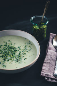 Rezept für cremige Blumenkohl-Birnen-Suppe mit Blauschimmelkäse und Haselnuss-Petersilien-Topping | moeyskitchen.com #suppe #suppenrezepte #rezepte #foodblogger #vegetarisch #veggie #blumenkohl #birnen