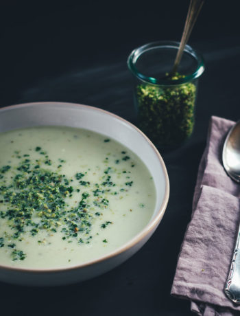 Rezept für cremige Blumenkohl-Birnen-Suppe mit Blauschimmelkäse und Haselnuss-Petersilien-Topping | moeyskitchen.com #suppe #suppenrezepte #rezepte #foodblogger #vegetarisch #veggie #blumenkohl #birnen