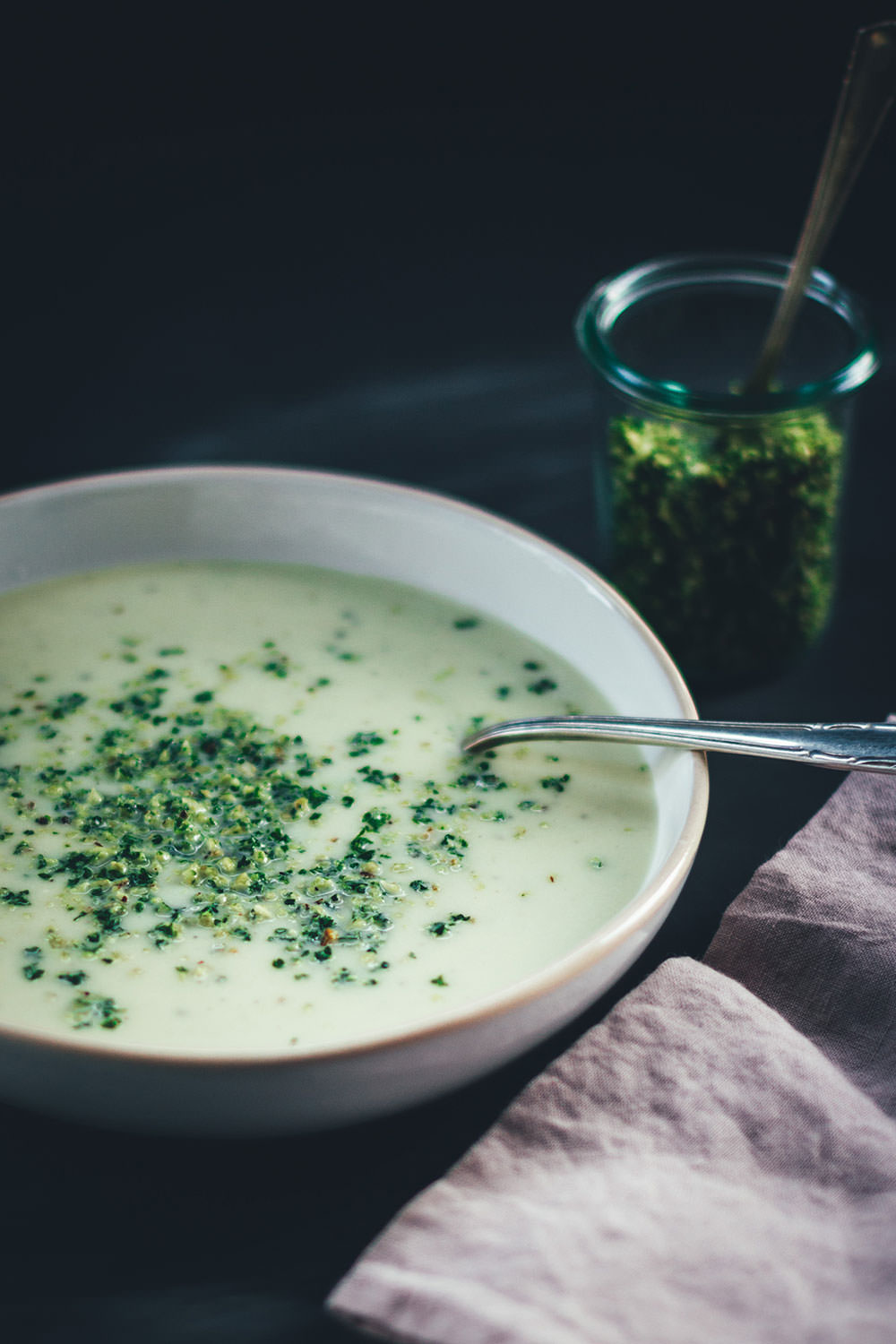 Rezept für cremige Blumenkohl-Birnen-Suppe mit Blauschimmelkäse und Haselnuss-Petersilien-Topping | moeyskitchen.com #suppe #suppenrezepte #rezepte #foodblogger #vegetarisch #veggie #blumenkohl #birnen