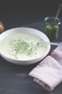 Rezept für Blumenkohl-Birnen-Suppe mit Blauschimmelkäse und Haselnuss-Petersilien-Topping | leckere Suppe für den Herbst | moeyskitchen.com #suppe #blumenkohl #birnen #herbst #rezept #foodblog