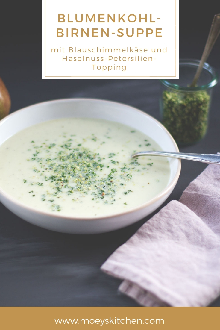 Rezept für Blumenkohl-Birnen-Suppe mit Blauschimmelkäse und Haselnuss-Petersilien-Topping | leckere Suppe für den Herbst | moeyskitchen.com #suppe #blumenkohl #birnen #herbst #rezept #foodblog