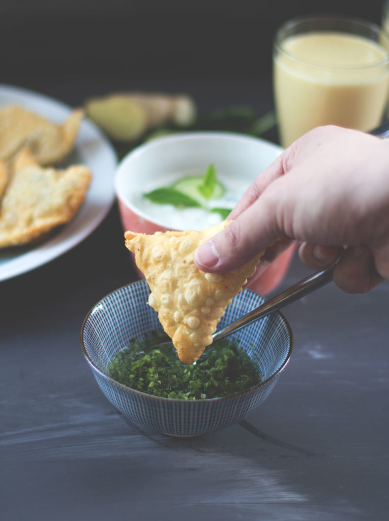 Kartoffel-Samosas mit grünem Kräuter-Chutney, Gurken-Minz-Raita und ...