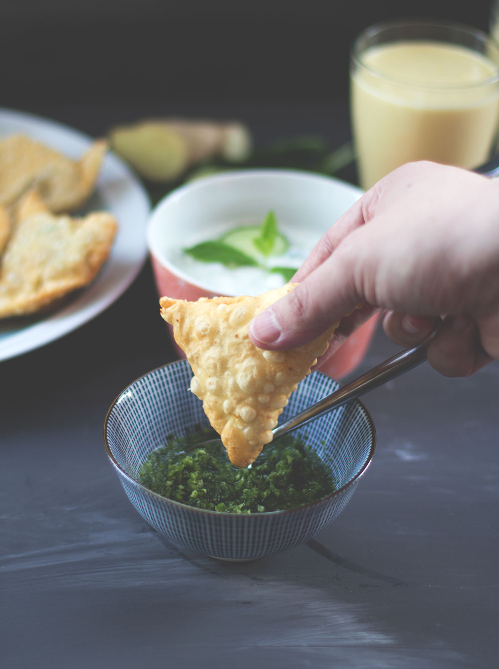 Rezept für Kartoffel-Samosas mit grünem Kräuter-Chutney, Gurken-Minz-Raita und Mango-Lassi