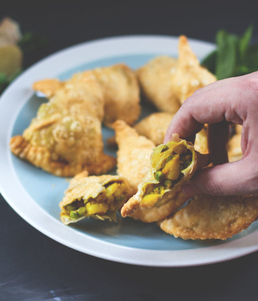 Kartoffel-Samosas mit grünem Kräuter-Chutney, Gurken-Minz-Raita und ...